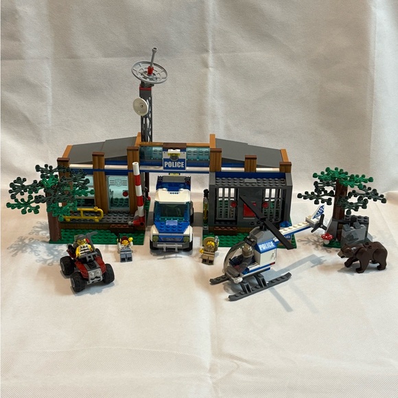 4440 Forest Police Station (LEGO CITY) - Picture 1 of 8